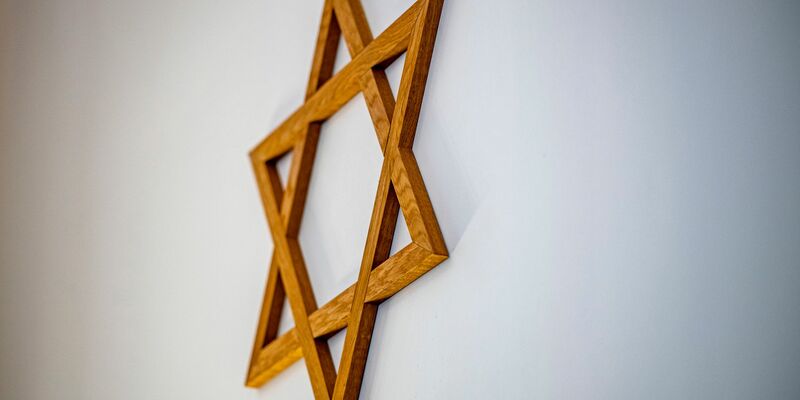 Eine Anfrage der Linken-Abgeordneten Petra Pau im Bundestag zeigt, dass die Zahlen antisemitischer Straftaten auch 2024 auf einem hohen Niveau bleiben.  - Foto: David Inderlied/dpa