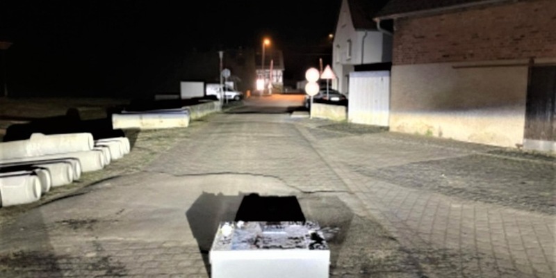 LPI-NDH: Unbekannte stehlen Zigarettenautomat und lassen diesen zurück - Foto: presseportal.de