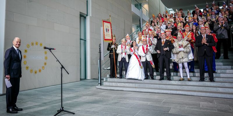Gibt beim  Empfang der Karnevalisten einen Reim zum Besten: Kanzler Scholz. - Foto: Kay Nietfeld/dpa