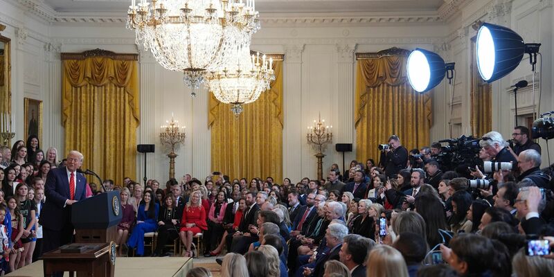 US-Präsident Donald Trump will Transmenschen von der Teilnahme am Frauensport ausschließen - Foto: Evan Vucci/AP/dpa