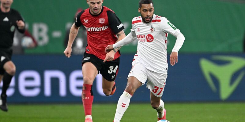 Wegen der heftigen Rauch-Entwicklung nach gezündeter Pyrotechnik war das Spiel mehr als zehn Minuten unterbrochen.  - Foto: Federico Gambarini/dpa