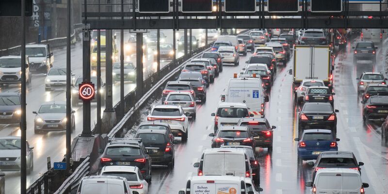 Stau auf der Autobahn 100 in Berlin. (Archivbild) - Foto: Sebastian Christoph Gollnow/dpa