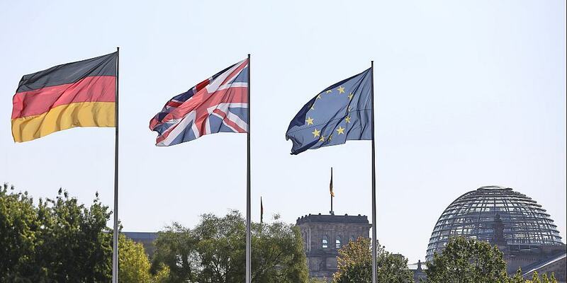 Fahnen von Deutschland, Großbritannien, EU (Archiv) - Foto: über dts Nachrichtenagentur