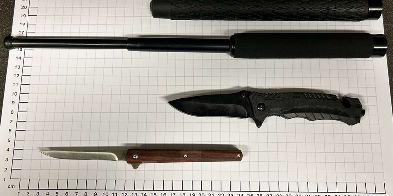 BPOL NRW: Bundespolizei beschlagnahmt innerhalb weniger Minuten mehrere gefährliche Gegenstände - Foto: presseportal.de