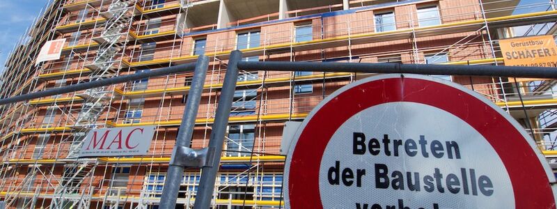 Fast der Hälfte der deutschen Wohnungsbaufirmen fehlen Aufträge. - Foto: Carsten Hoefer/dpa