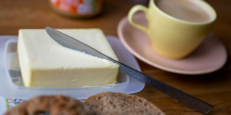 Ende 2024 kostete ein Päckchen Butter 2,39 Euro, nun sind es nur noch 1,39 Euro. - Foto: Monika Skolimowska/dpa