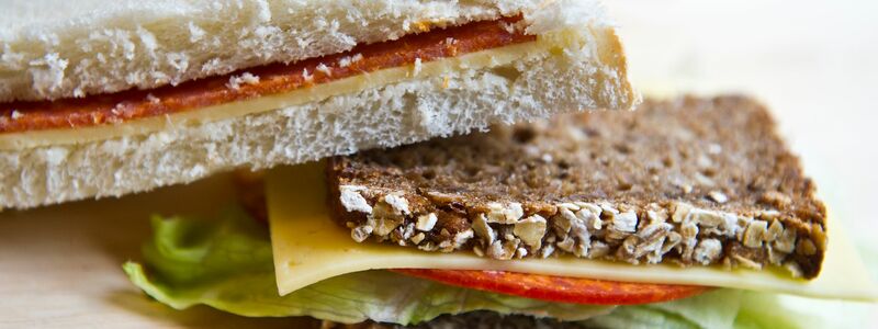 Vielfalt bei belegtem Brot: zwischen Vollkornbrot mit Käse und Salat und Toast mit Wurst und Käse. (Symbolbild) - Foto: picture alliance / dpa