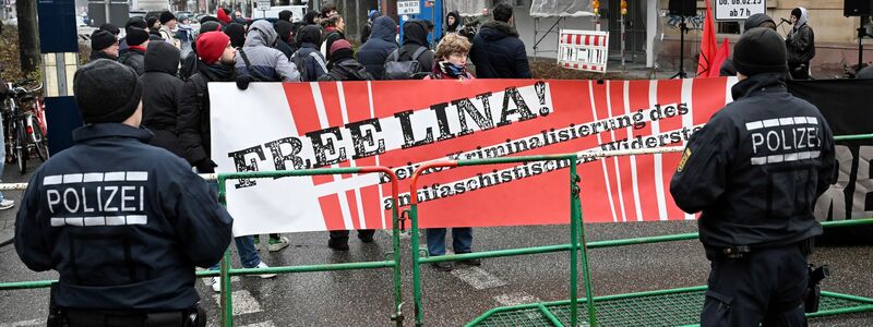 Während Sympathisanten bei der Verhandlung im Februar noch für einen Freispruch für Lina E. demonstrierten, ist bei der Verhandlung niemand mehr mit Bannern vor dem BGH. - Foto: Uli Deck/dpa