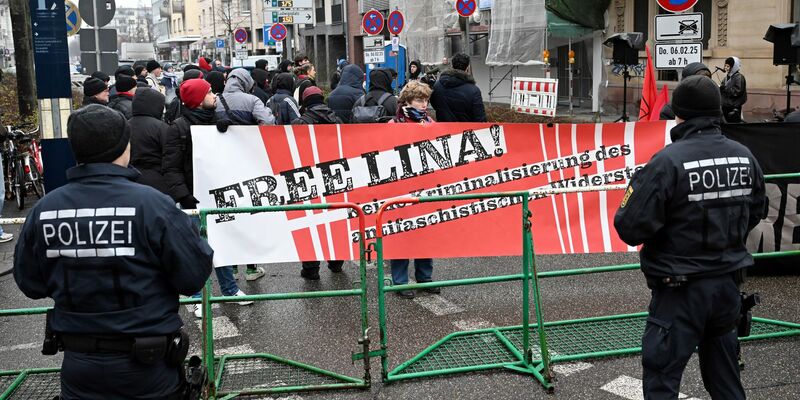 Vor dem BGH hatten sich Sympathisanten zu einer Solidaritätskundgebung versammelt. - Foto: Uli Deck/dpa