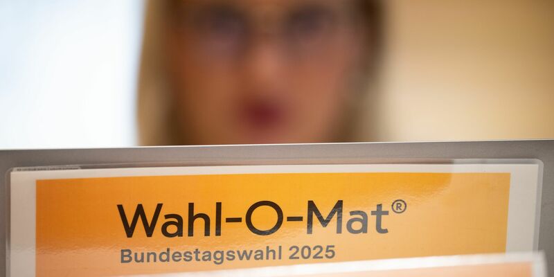 Mit dem Online-Tool können Wählerinnen und Wähler ihre eigene Position mit der aller 29 zur Wahl antretenden Parteien in 38 Thesen vergleichen. - Foto: Sebastian Christoph Gollnow/dpa