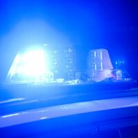 Ein Blaulicht leuchtet auf einem Einsatzfahrzeuge der Polizei. (Symbolbild) - Foto: Julian Stratenschulte/dpa