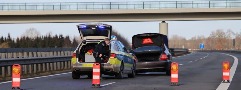 Polizisten stoppen den flüchtigen Autofahrer auf der Autobahn 31.  - Foto: Matthias Brüning/dpa