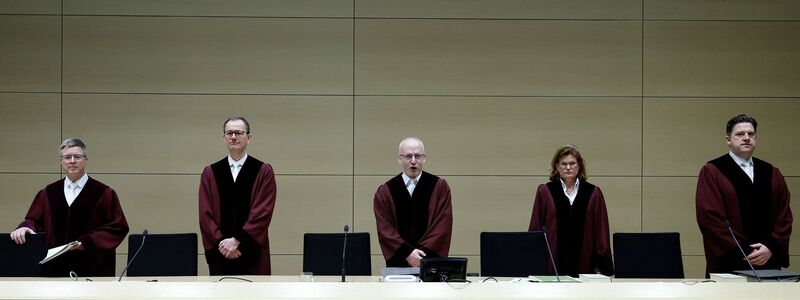 Die Anwälte von E. besprechen sich vor der Verhandlung. - Foto: Ronald Wittek/epa/Pool/dpa