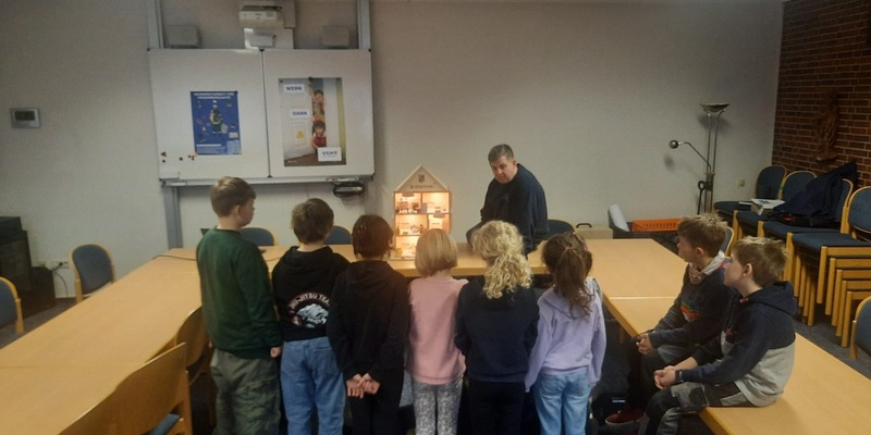 FW-OLL: Feuerwehr Harpstedt schult Grundschulkinder in Brandschutz und richtigem Verhalten im Notfall - Foto: presseportal.de