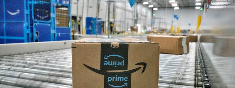 Ein Amazon-Paket auf einem Förderband in einer Zustellstation des Logistikers, der in Deutschland kräftig Jobs aufbaut und stark investiert. - Foto: Richard Vogel/AP/dpa