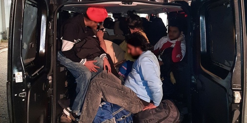 BPOL NRW: Inder schleust -15- Personen unter lebensbedrohlichen Umständen Bundespolizei nimmt fest - Foto: presseportal.de