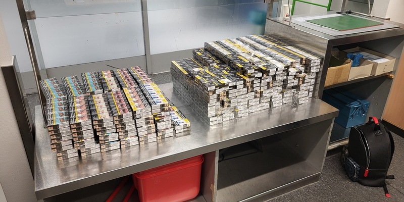 HZA-D: Mit 30.000 Zigaretten erwischt - Reisender dachte, das sei in Ordnung / Zoll Düsseldorf findet in mehreren Koffern nichts als Zigaretten und leitet Strafverfahren ein - Foto: presseportal.de