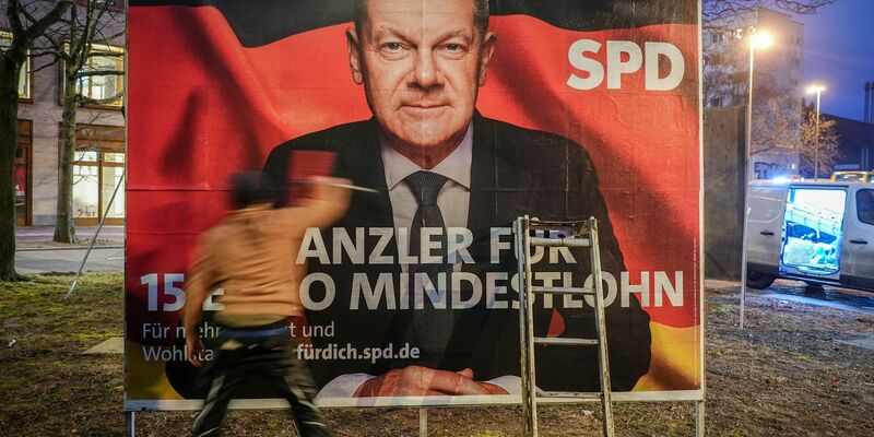 Nicht nur mit Plakaten, auch in sozialen Medien wird für die Parteien geworben. (Archivbild) - Foto: Kay Nietfeld/dpa