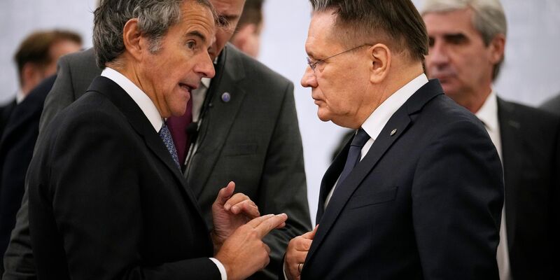 IAEA-Direktor Grossi warnte nach dem Gespräch mit dem Chef der russischen Atombehörde Lichatschow vor der Gefahr steigender Angriffe auf das AKW Saporischschja. - Foto: Alexander Zemlianichenko/AP/dpa