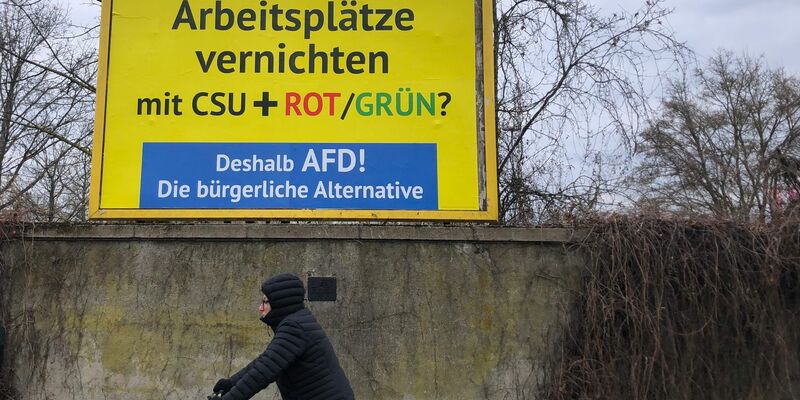 Auffälliges Gelb - mit einer mehr als zwei Millionen Euro teuren Plakatkampagne wirbt ein AfD-Anhänger aus Österreich in ganz Deutschland für die Wahl der Rechten. - Foto: David Hutzler/dpa