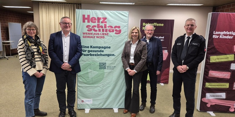 POL-LG: ++ Ausstellung der Kampagne Herzschlag in Lüneburg ++ Kriminalpräventionsrat sensibilisiert Gruppen u.a. zum Thema Gewalt in (Ex-)Partnerschaften ++ Noch wenige Anmeldungen möglich ++ - Foto: presseportal.de