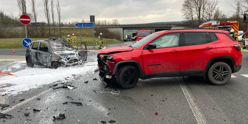 POL-HX: Unfall an der Autobahn-Abfahrt bei Warburg / Auto fängt Feuer - Foto: presseportal.de