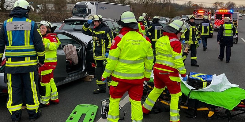 FW-BO: Verkehrsunfall auf der A 40 - Feuerwehr und Rettungsdienst befreien eine verletzte Person aus einem Fahrzeug - Foto: presseportal.de