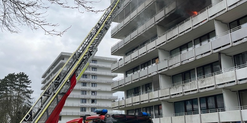 FW Mettmann: Wohnungsbrand mit Explosion und Menschenleben in Gefahr - Foto: presseportal.de