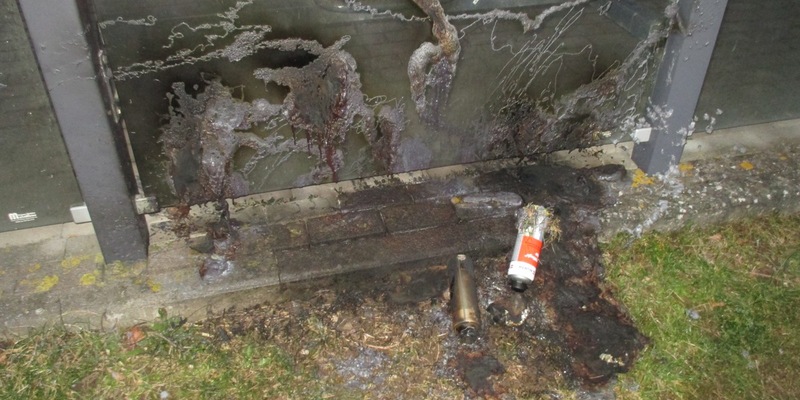 POL-HI: Beschädigung eines Bus-Wartehäuschens durch Farbschmierereien und versuchtem Inbrandsetzen - Foto: presseportal.de