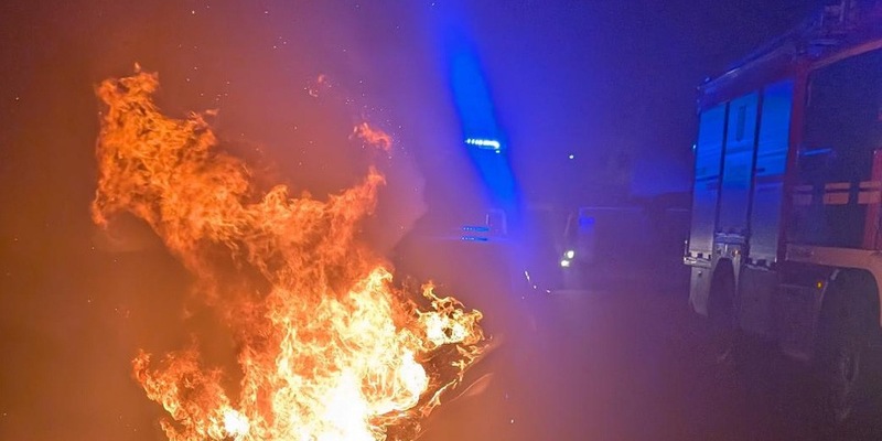 FW Dresden: PKW-Brand: Feuerwehr verhindert Ausbreitung - Foto: presseportal.de