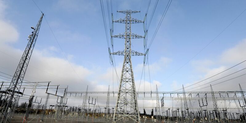 Politisch sind die baltischen Staaten längst in EU und Nato verankert, nun trennen sie eine der letzten großen Verbindungen zu Russland. - Foto: Markku Ulander/Lehtikuva/dpa