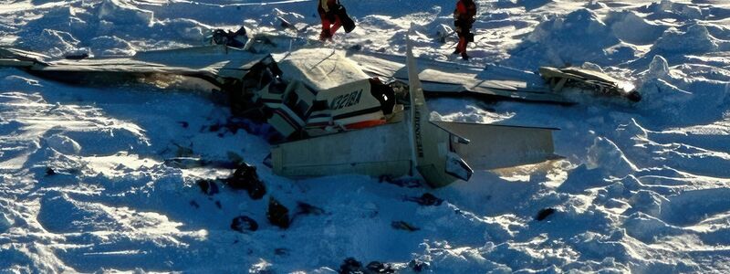 Die Bergung ist wegen des eisigen Wetters schwierig. - Foto: Uncredited/U.S. Coast Guard/AP/dpa