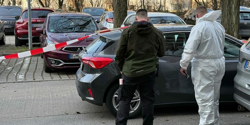Nach einer Gewalttat in Berlin-Marzahn untersuchen Beamte der Spurensicherung ein Auto. - Foto: Marco Porzig/Porzig/dpa
