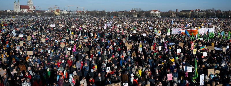 Die Menschen sammeln sich auf der Theresienwiese in München. - Foto: Sven Hoppe/dpa