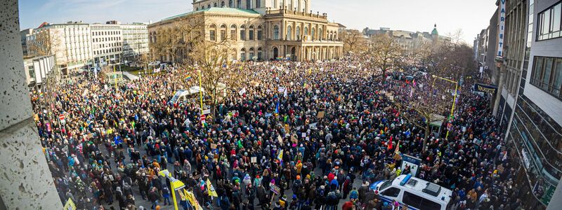 Auf dem Opernplatz in Hannover protestieren Menschen gegen Rechtsextremismus.  - Foto: Moritz Frankenberg/dpa