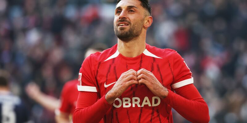 Maximilian Eggestein traf Jonas Föhrenbach unglücklich mit dem Ball im Gesicht. - Foto: Philipp von Ditfurth/dpa