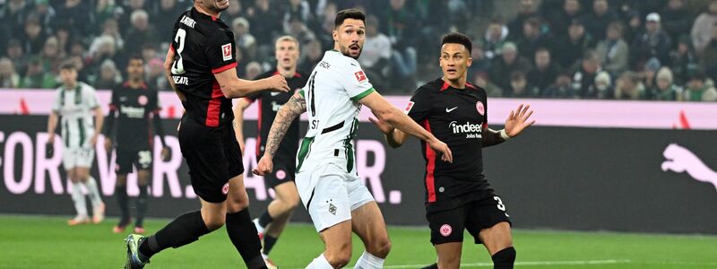 Die Frankfurter Spieler feiern den Sieg in Mönchengladbach. - Foto: Federico Gambarini/dpa