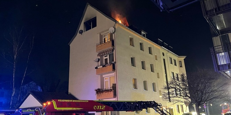 FW Bremerhaven: Erneuter Brand in der Straße An der Pauluskirche- Feuerwehr Bremerhaven bekämpft Feuer im Dachgeschoss - Foto: presseportal.de