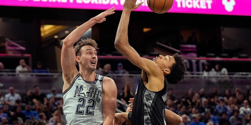Franz Wagner (l) führte die Orlando Magic zum Erfolg gegen die San Antonio Spurs um Victor Wembanyama. - Foto: John Raoux/AP/dpa
