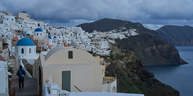 Die Erdbebenserie rund um die griechische Urlaubsinsel Santorini dauert an. (Foto vom 4.2.) - Foto: Petros Giannakouris/AP/dpa