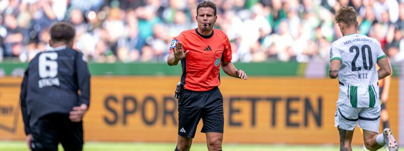 Felix Brych während seines 345. Bundesligaspiels. - Foto: David Inderlied/dpa