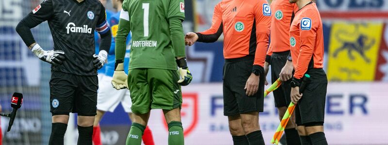 Felix Brych (M) verletzte sich in diesem Spiel. - Foto: Axel Heimken/dpa