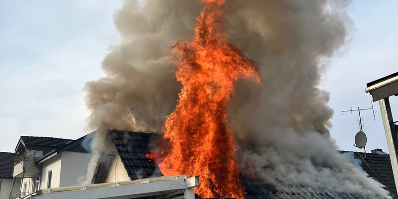FW-GL: Anbau eines Einfamilienhauses brennt komplett nieder im Stadtteil Hebborn - Foto: presseportal.de