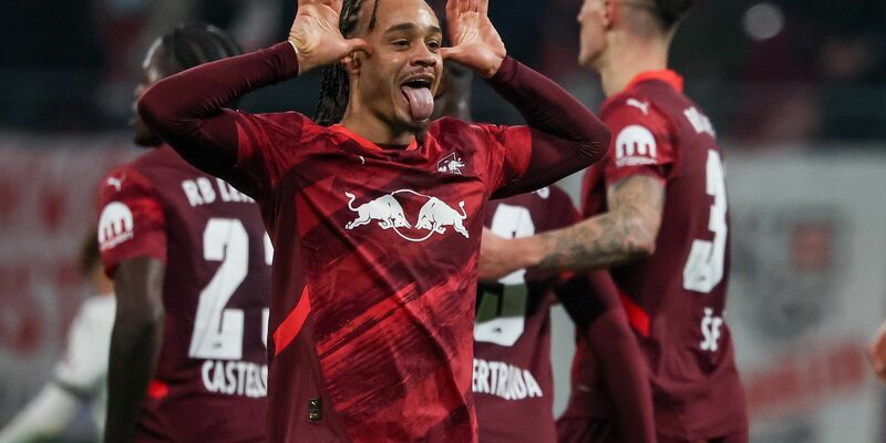 Ein Haken, dann die Führung: Benjamin Sesko (l.) lässt David Nemeth aussteigen. - Foto: Jan Woitas/dpa