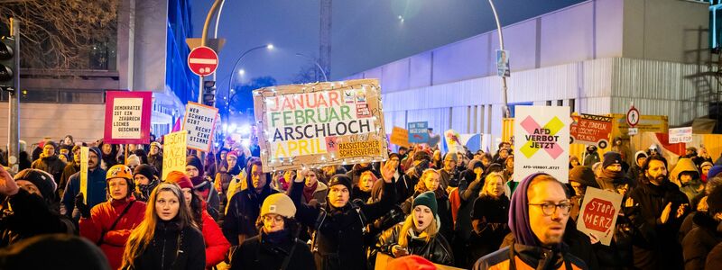 Auch in Berlin zog es wieder zahlreiche Menschen auf die Straße. - Foto: Christoph Soeder/dpa