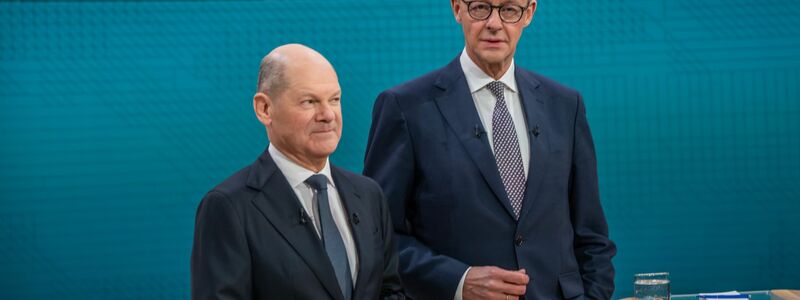 Scholz und Merz gehen nach Duell per Handschlag auseinander. - Foto: Michael Kappeler/dpa-Pool/dpa