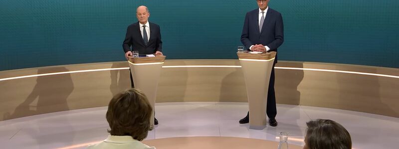 Olaf Scholz und Friedrich Merz schenken sich im TV-Duell nichts. - Foto: ---/ARD/ZDF/dpa