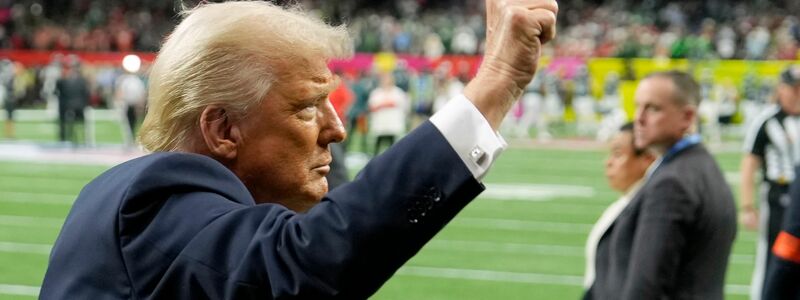 Donald Trump ist als erster amtierender US-Präsident beim Super Bowl im Stadion. - Foto: Ben Curtis/AP/dpa