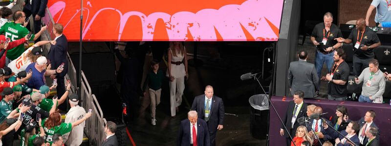 US-Präsident Donald Trump steht auch beim Super Bowl im Fokus der Kameras. - Foto: David J. Phillip/AP/dpa