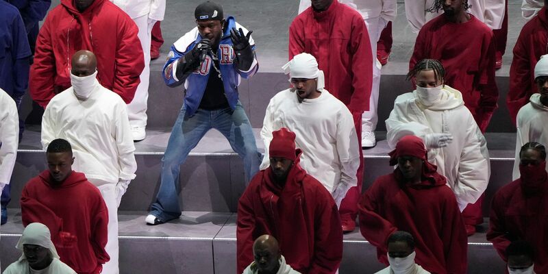 Lamar elektrisierte die Zuschauer mit seiner Halbzeitshow. - Foto: Charlie Riedel/AP/dpa